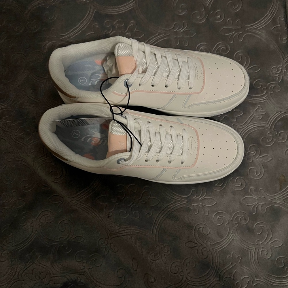 NWT CRANE LADIES CASUAL SNEAKER SZ 7 w/box white w/pink trim. Memory foa…
